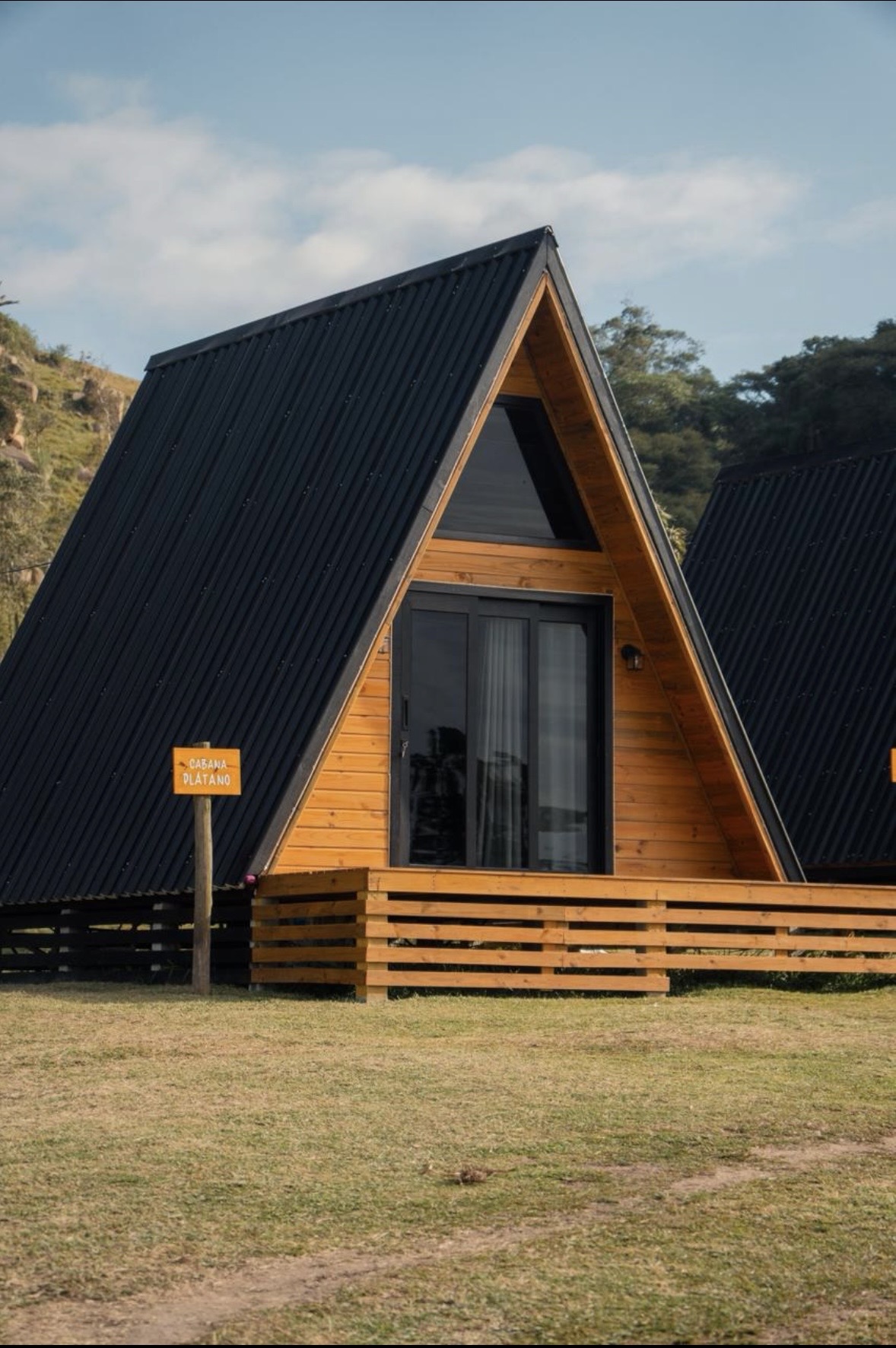 Chalé modular em madeira com estrutura A-frame